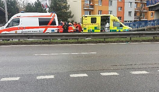 Pád člověka z lávky nad Strakonickou ulicí v Českých Budějovicích.