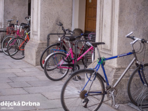 Nové stojany na kola před radnicí v Českých Budějovicích.