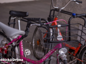 Nové stojany na kola před radnicí v Českých Budějovicích.