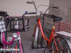 Nové stojany na kola před radnicí v Českých Budějovicích.