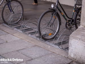 Nové stojany na kola před radnicí v Českých Budějovicích.