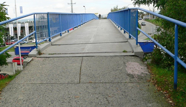 Lávka v českobudějovickém sídlišti Vltava poblíž křižovatky Diamant se opravuje.