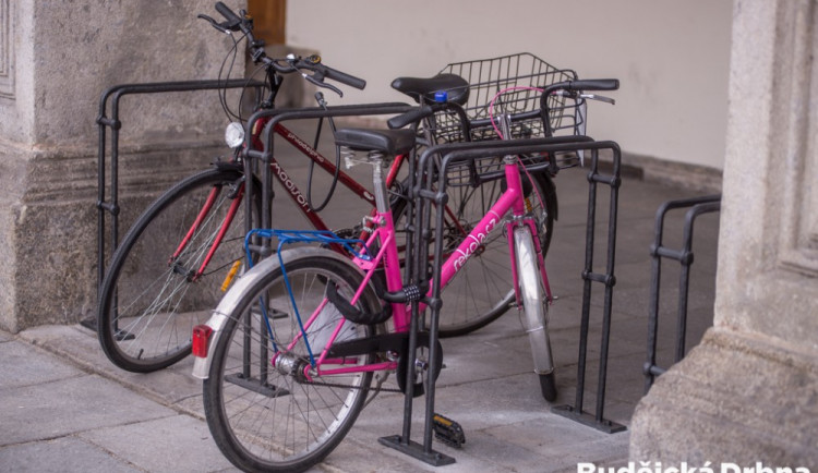 Nové stojany na kola před radnicí v Českých Budějovicích.
