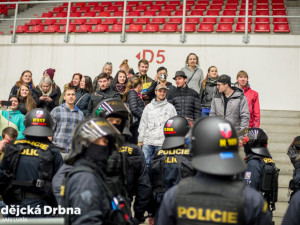 FOTO: Policie trénovala na hokejové hry. Ovšem ne na ledě, ale před Budvar arénou a v hledišti