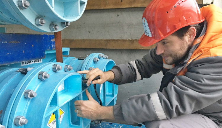 Během kontrol ověřují temelínští fyzici například pečetě nebo akcelerometry.