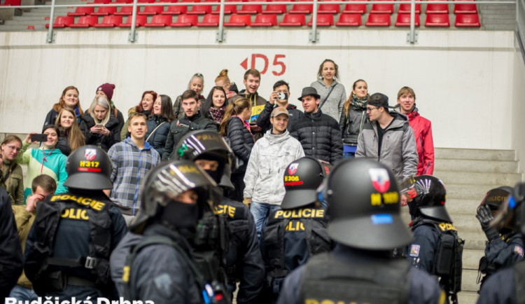 Policejní cvičení v Budvar aréně.