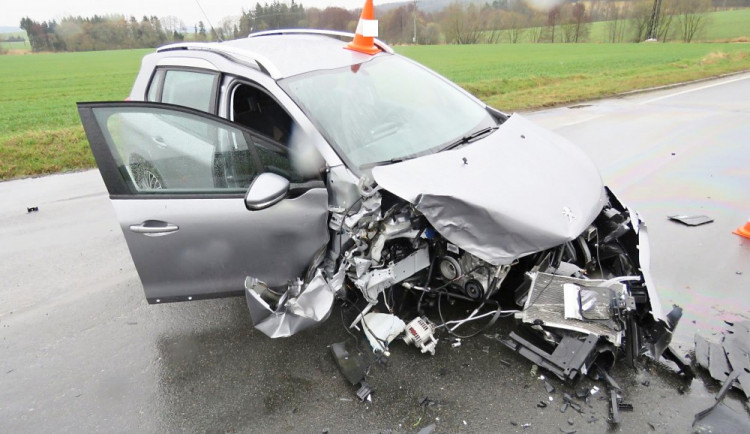 Řidič osobního auta nedal přednost dodávce a těžce zranil spolujezdkyni