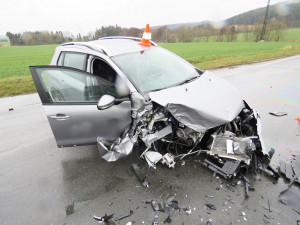 Řidič osobního auta nedal přednost dodávce a těžce zranil spolujezdkyni