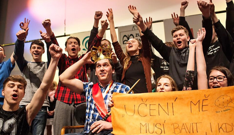 Titul Zlatý Ámos pro nejoblíbenějšího učitele v Česku vybojoval učitel angličtiny Lukáš Lis ze ZŠ Soběslav.