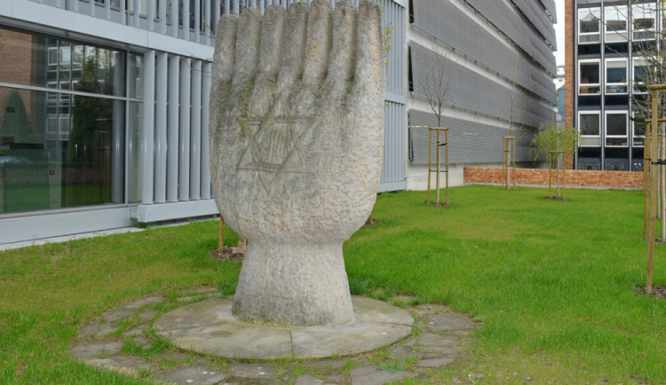 Pomník obětem holokaustu – ruka ve tvaru menory s Davidovou hvězdou. Pomník připomíná synagogu v Českých Budějovicích.