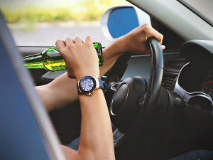 Opilý Rakušan se sotva dopotácel k autu, přesto usedl za volant a jel městem