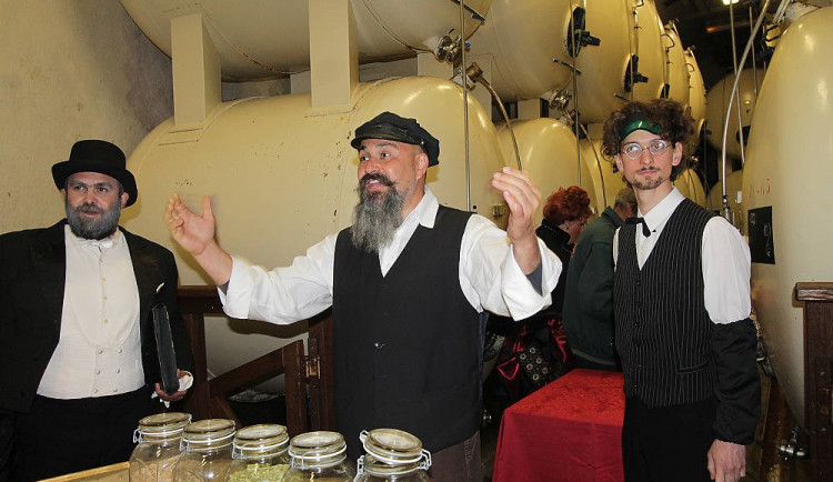 Divadelní ochutnávka piva ve sklepě .