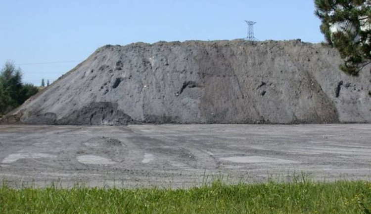 Hromady sypkého materiálu v provozu společnosti Quail.