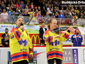 Hvězdné zahájení. Hymnu zahrál na housle Pavel Šporcl a zazpíval ji Petr Kolář