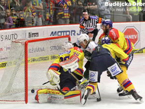 Petr Kváča inkasuje druhou branku z hole Milana Mikulíka. Dotírá na něj Vojtěch Tomeček