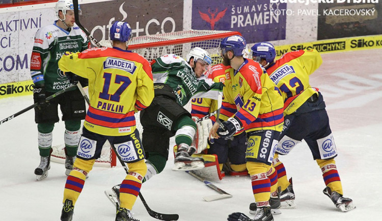 Obrana Motoru se s nikým nemazala. Na snímku Pýcha složil k ledu dotírajícího Beránka