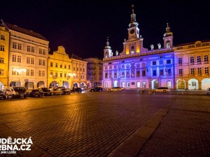 Budějcká radnice bude v noci z neděle na pondělí svítit modře