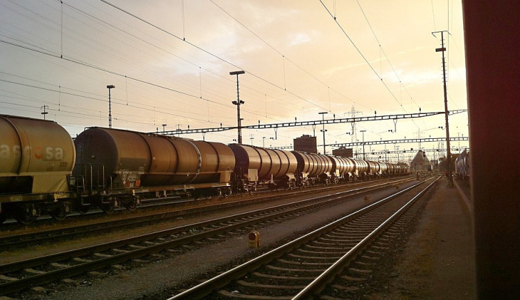 Vážnými popáleninami skončila hra dvou chlapců na vagonech. Zasáhl je elektrický výboj z trolejí