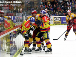 Žiga Pavlin a Rok Pajič (zleva) v souboji s Adamem Zemanem