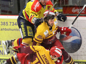 Srážku jihlavských hráčů Kalába a Zemana u hrazení využil k průniku do útočného pásma Miloslav Čermák