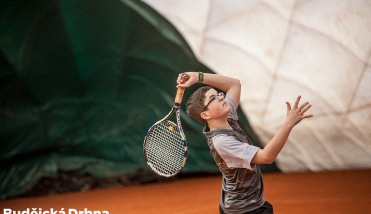 Domácí Štěpán Dvořák na turnaji dorostenců na kurtech TONSTAV-SERVICE České Budějovice