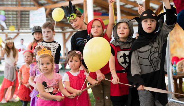 Dětský karneval pod širým nebem ve Vidově.