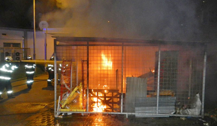 Noční požár odpadu a kontejnerů v Komenského ulici v Českých Budějovicích.