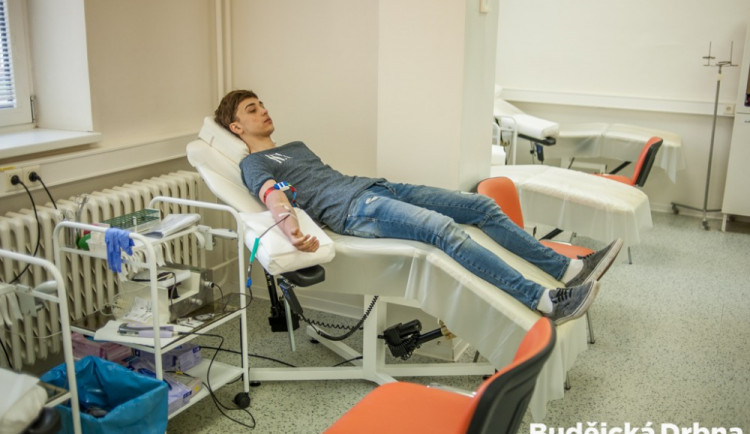 Devět mladých lidí darovalo krev poprvé v životě