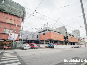 Propojovací mosty mezi stávající a novou budovou IGY nad Pekárenskou ulici.