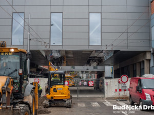 Propojovací mosty mezi stávající a novou budovou IGY nad Pekárenskou ulici.