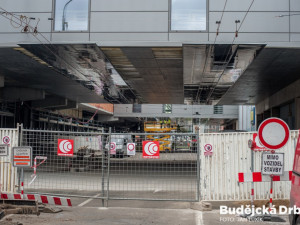 Propojovací mosty mezi stávající a novou budovou IGY nad Pekárenskou ulici.