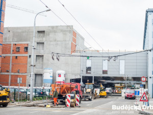 Propojovací mosty mezi stávající a novou budovou IGY nad Pekárenskou ulici.