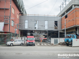 Propojovací mosty mezi stávající a novou budovou IGY nad Pekárenskou ulici.