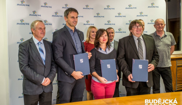 Zleva drží koaliční smlouvu Jiří Zimola, Radka Maxová a Pavel Hroch