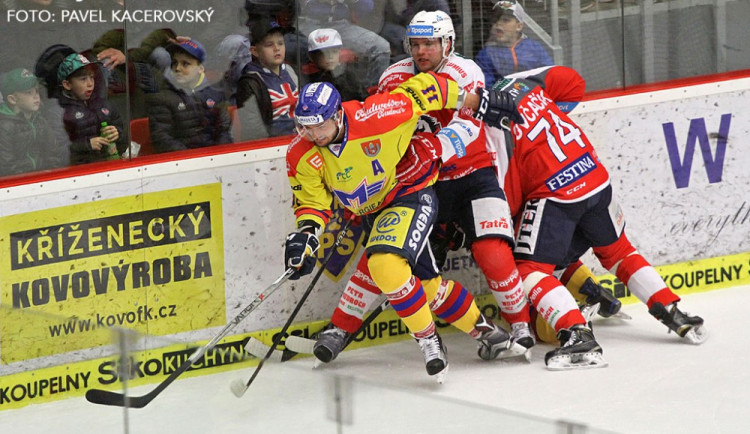 Situace těsně před vedoucím gólem Motoru. Miloslav Čermák si u hrazení poradil s Trončinským i Ovčačíkem