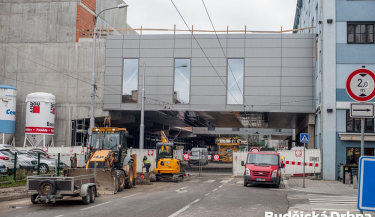 Propojovací mosty mezi stávající a novou budovou IGY nad Pekárenskou ulici.