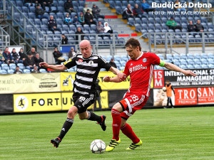 Ivo Táborský bojuje o míč s kapitánem Sigmy Alešem Škerlem