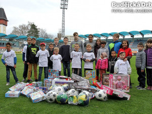 Zápas byl věnován dětem z pěstounských rodin. Partner klubu pro ně připravil hromadu hraček