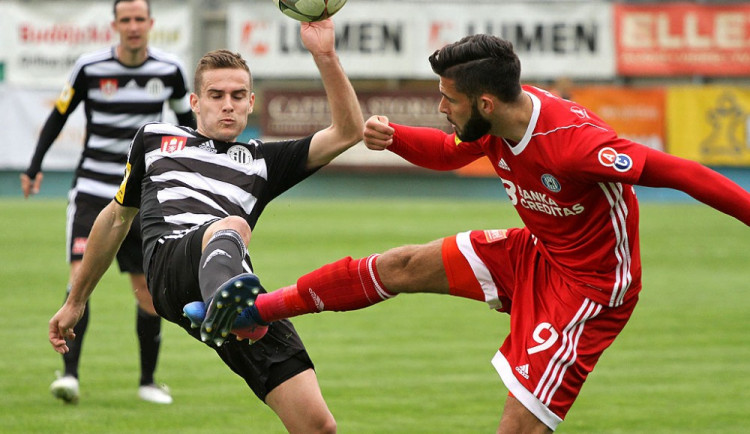 Jan Hála vystřídal v prvním poločase zraněného Andriána Čermáka. Na snímku v souboji s Jakubem Yunisem