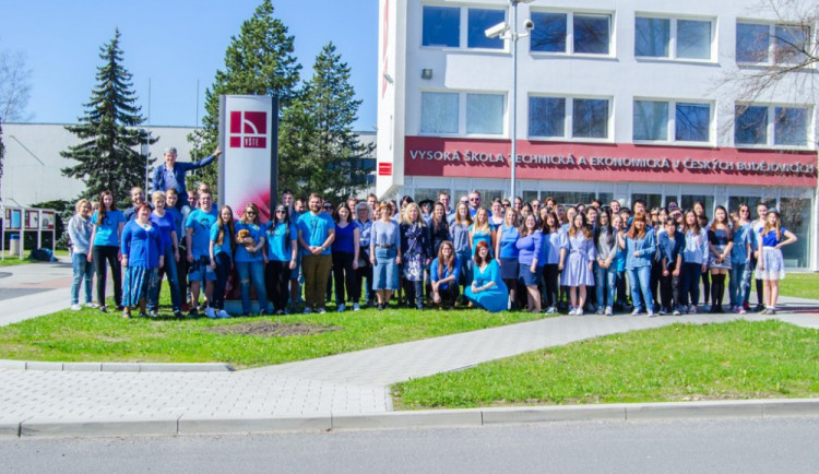 Modrá barva rozzářila VŠTE