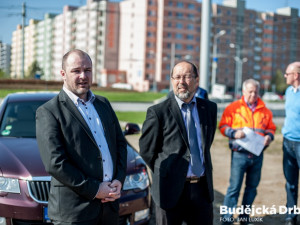 Zahájení stavby propojení dvou největších sídlišť v Českých Budějovicích, Máje a Vltavy. Na snímku jsou náměstek hejtmana pro dopravu Jan Kubík a náměstek primátora Petr Holický (zleva).