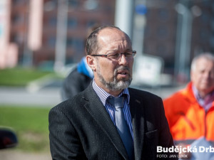 Zahájení stavby propojení dvou největších sídlišť v Českých Budějovicích, Máje a Vltavy. Na snímku je náměstek primátora Petr Holický.