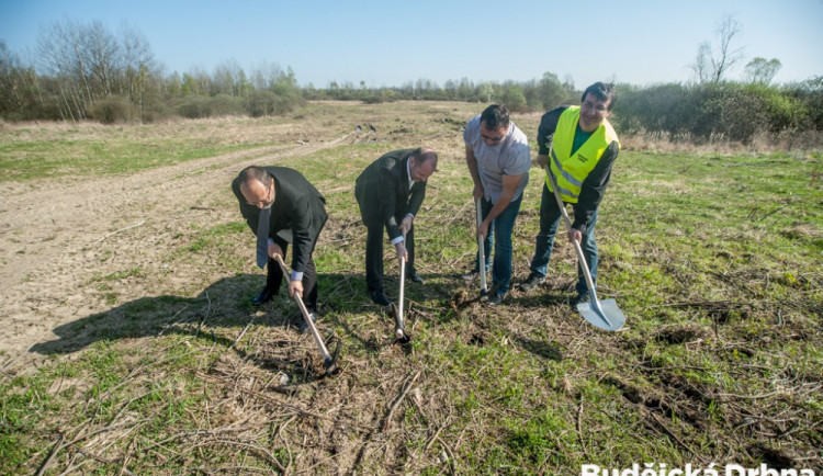 Stavbu propojení sídlišť Máj a Vltava v Českých Budějovicích zahájili náměstek primátora Petr Holický, náměstek hejtmana pro dopravu Jan Kubík. stavbyvedoucí David Szombathy z Metrostavu a Marek Kartusek z Dopravního podniku České Budějovice (zleva).