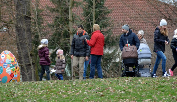 Putování za obřími kraslicemi v Hluboké nad Vltavou.