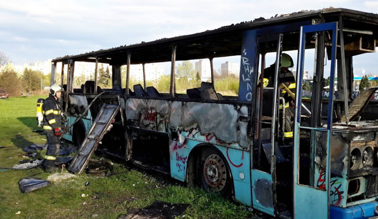 FOTO: Vrak autobusu na louce u Vltavy shořel. Někdo ho úmyslně zapálil