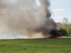 Vrak odstaveného autobusu na louce u Vltavy v Českých Budějovicích shořel.