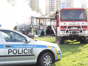 Vrak odstaveného autobusu na louce u Vltavy v Českých Budějovicích shořel.