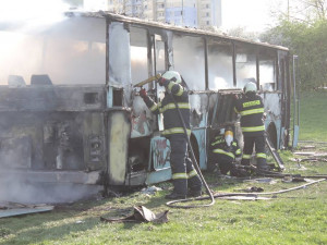 Vrak odstaveného autobusu na louce u Vltavy v Českých Budějovicích shořel.