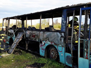 FOTO: Vrak autobusu na louce u Vltavy shořel. Někdo ho úmyslně zapálil