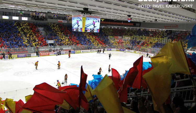 Na prvním vzájemném zápase bylo připravené parádní choreo.